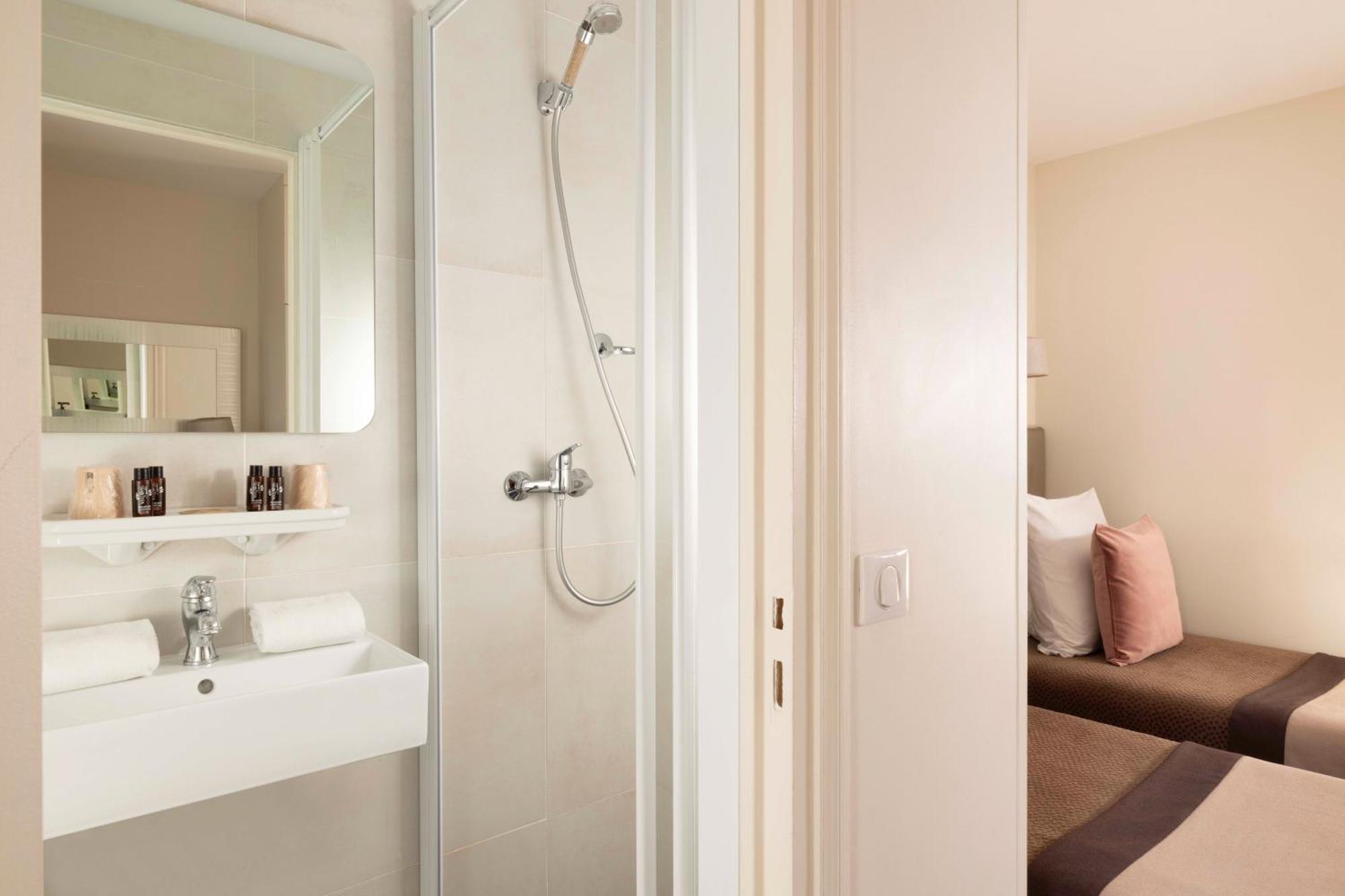 Hotel Saint Pierre Paris Exterior photo
